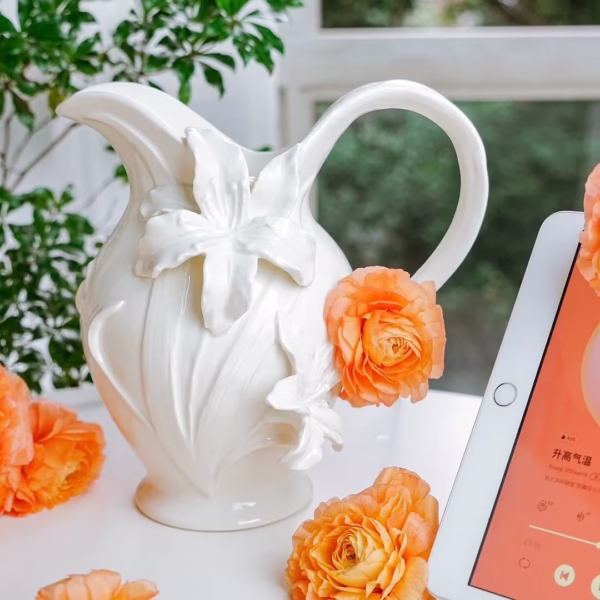 Bình hoa ly đắp nổi