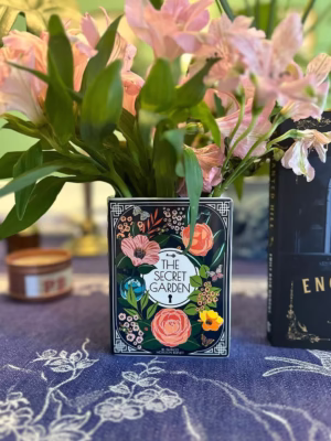 Bình cuốn sách - The secret garden (Sứ)