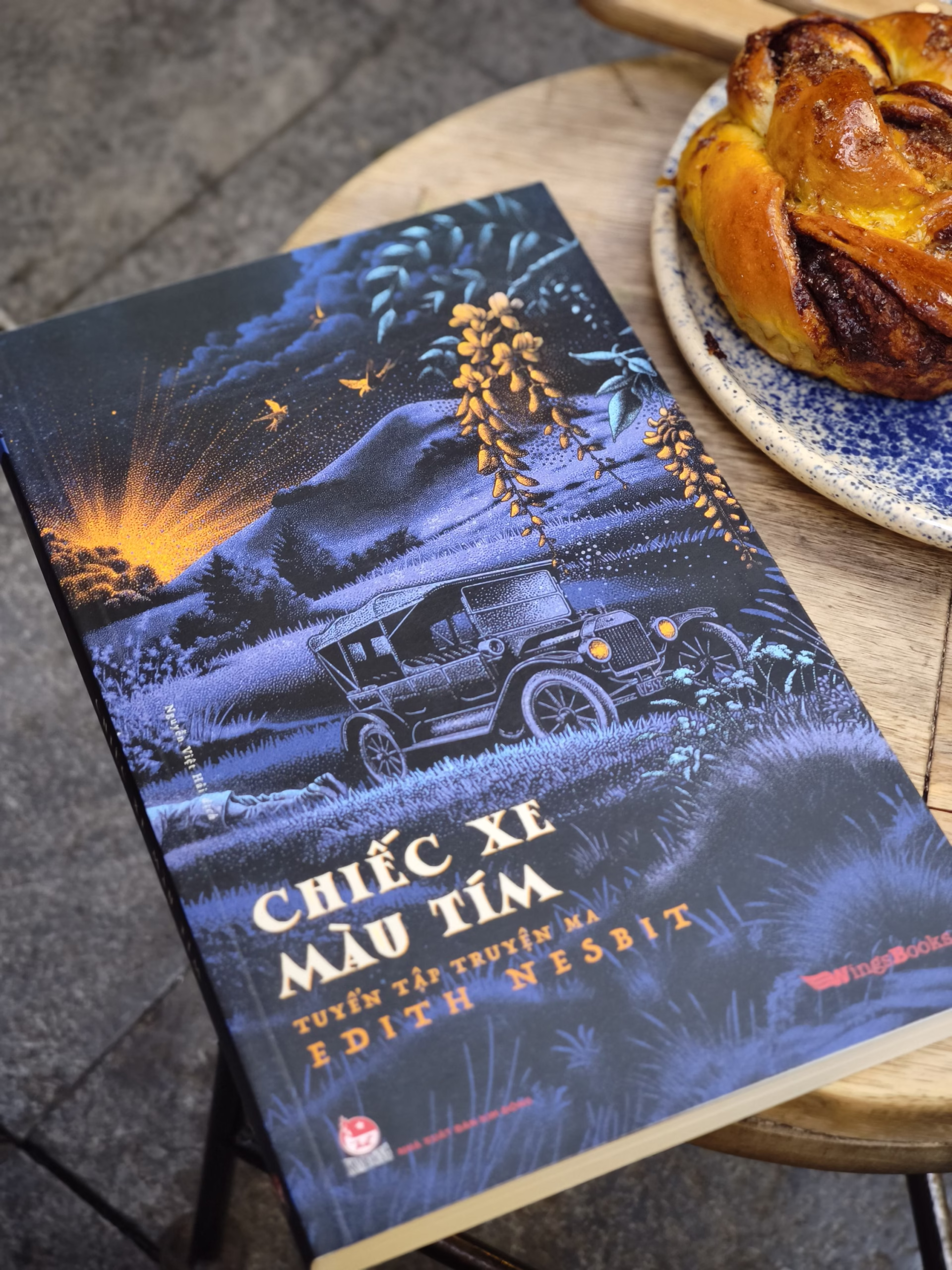 Chiếc xe màu tím