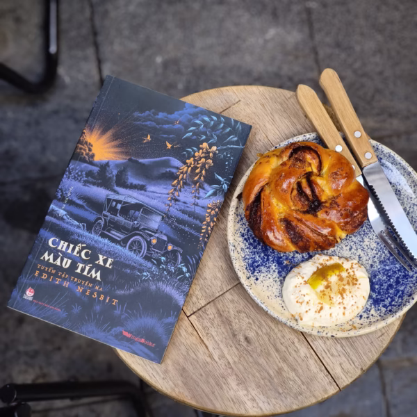 Chiếc xe màu tím