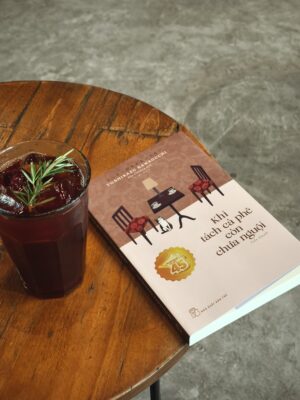 Khi tách cà phê còn chưa nguội