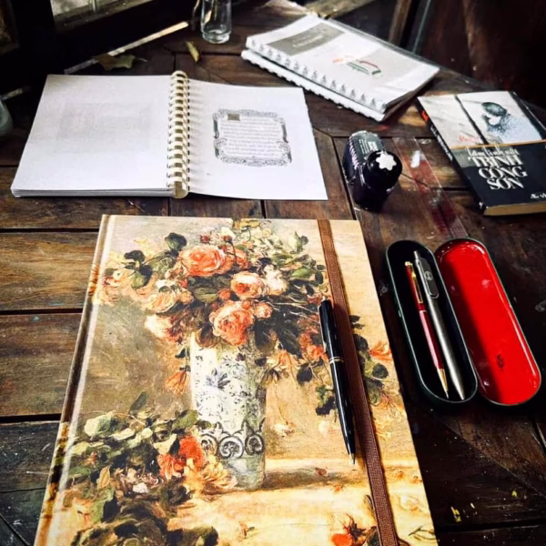 Sổ sketch Renoir - Hoa hồng và hoa nhài trong bình Delft