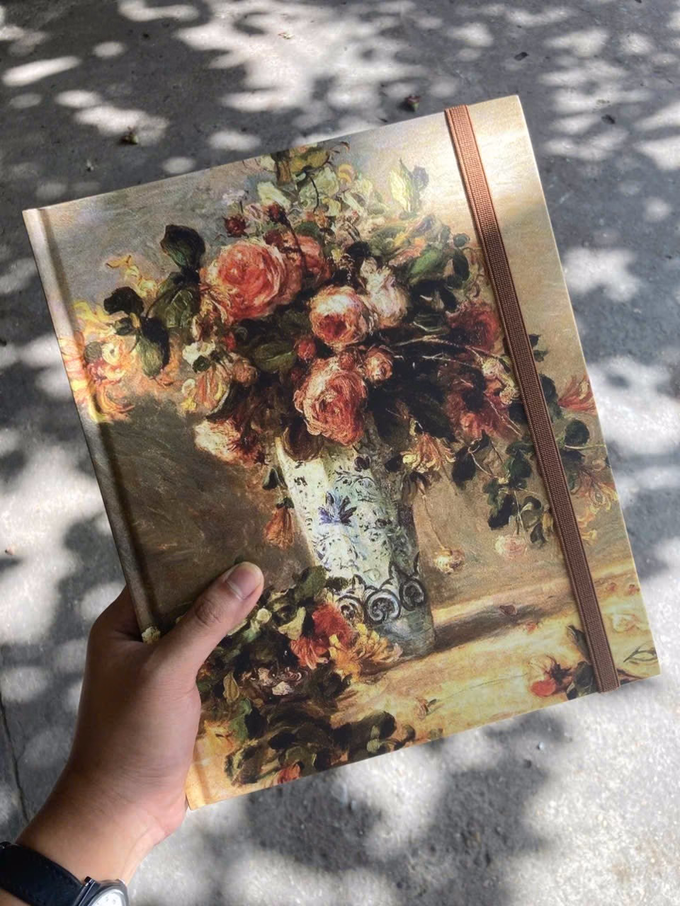 Sổ sketch Renoir - Hoa hồng và hoa nhài trong bình Delft