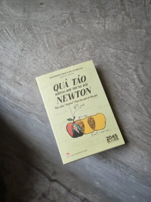 Quả táo không rơi trúng đầu Newton: Vén màn “drama” khoa học qua tư liệu gốc